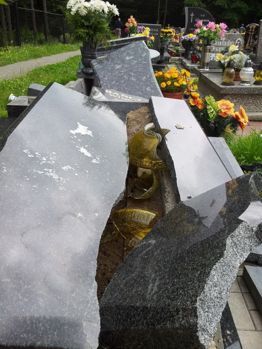 Zniszczone groby na cmentarzu w Jaśkowicach