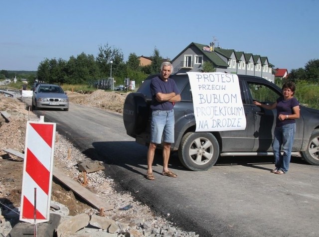 Wenentyna Słomka protestuje przeciwko braku właściwego zjazdu z nowej drogi do jej hotelu. Marcin Detka został całkowicie pozbawiony dojazdu do pola. To są efekty budowy nowej drogi dojazdowej do Targów Kielce. 
