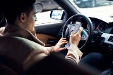 Bardzo niebezpieczny SMS. Ile czasu samochód jedzie bez kontroli, kiedy sięgasz po telefon?