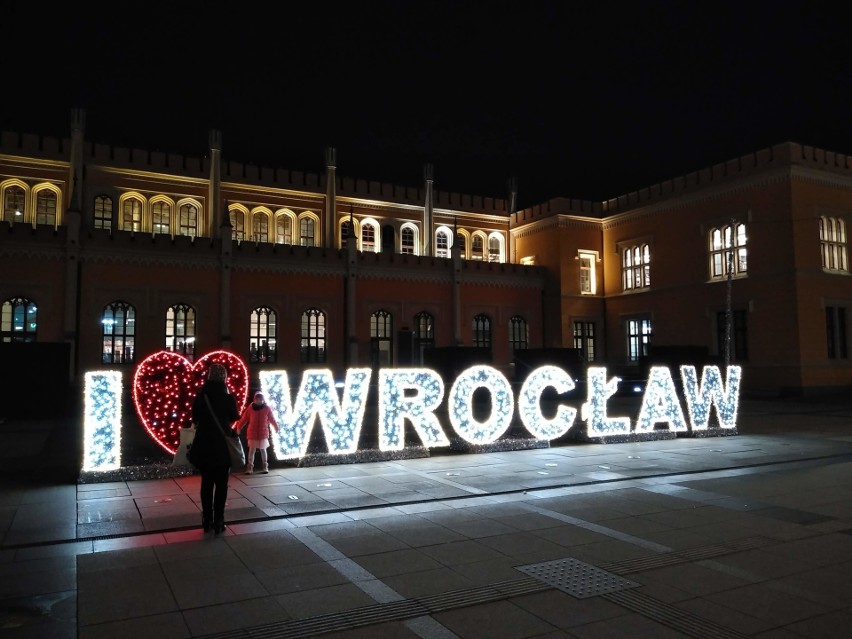 Dwa wyznania miłości do Wrocławia. Napisy już świecą (ZDJĘCIA)