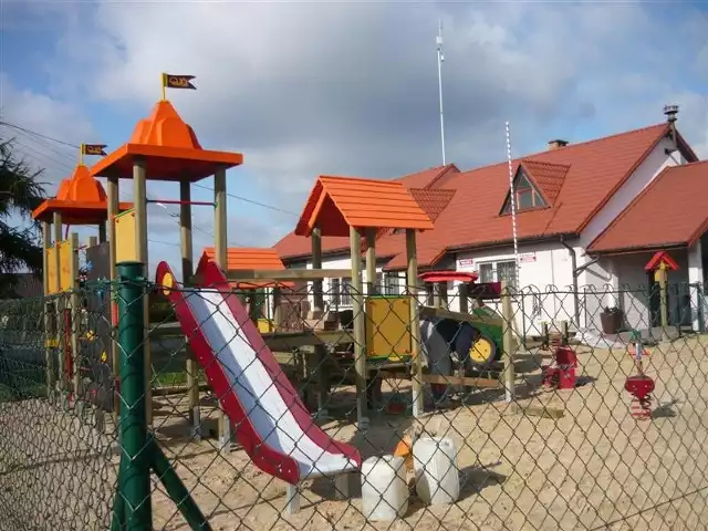 Kolorowe place zabaw powstały przy budynku zerówki i przedszkola w Ciepielowie oraz przy świetlicy wiejskiej w Antoniowie.