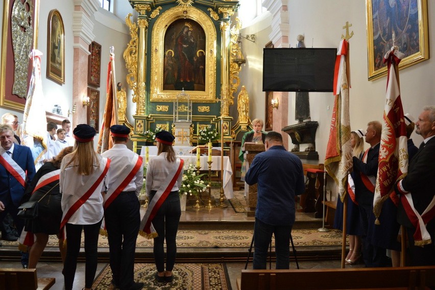 Sztandar włoszczowskiego Stolbudu przekazany w depozyt Izbie Regionalnej. Ma przypominać historię firmy następnym pokoleniom (ZDJĘCIA WIDEO)