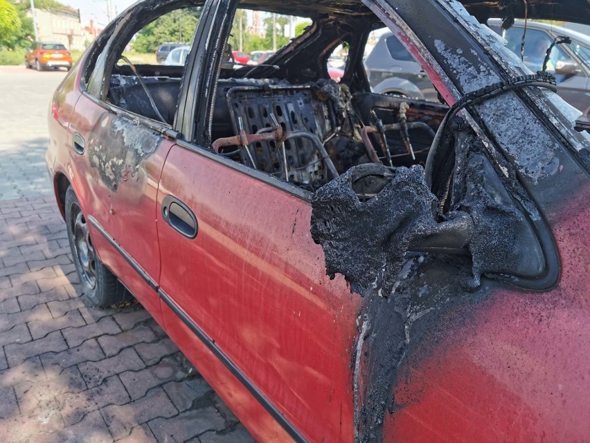 Na parkingu sklepu Lidl przy ul. Mickiewicza w Przemyślu podpalono samochód [ZDJĘCIA]
