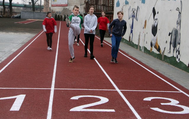 Boisko z bieżnią lekkoatletyczną w styczniu oddano do użytku przy Szkole Podstawowej nr 3 w Grudziądzu (na zdjęciu). Podobny obiekt będą mieli także uczniowie SP nr 17