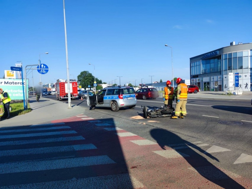 Wypadek w Tarnowie. Zderzenie samochodu z motocyklistą na skrzyżowaniu ulic Krakowska - Fabryczna. Jedna osoba ranna