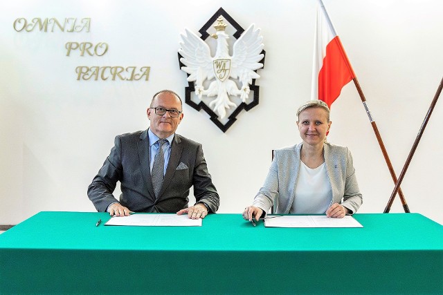 Migawka z podpisania porozumienia z władzami WAT. Po lewej Rafał Łaszkiewicz, dyrektor I LO w Inowrocławiu