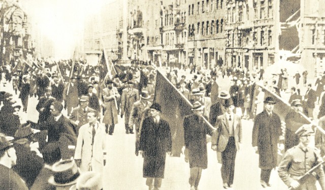 Pierwszy pochód pierwszomajowy. Zdjęcie z 1945 roku