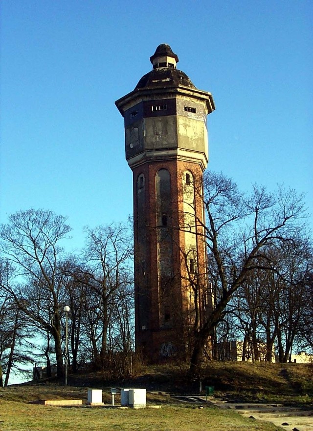 Wieża wodociągowa góruje nad centrum Szczecinka. 