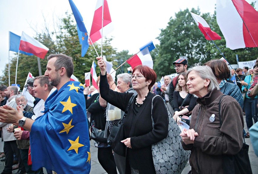 Kraków. Mieszkańcy protestowali przeciwko reformie sądownictwa [ZDJĘCIA]