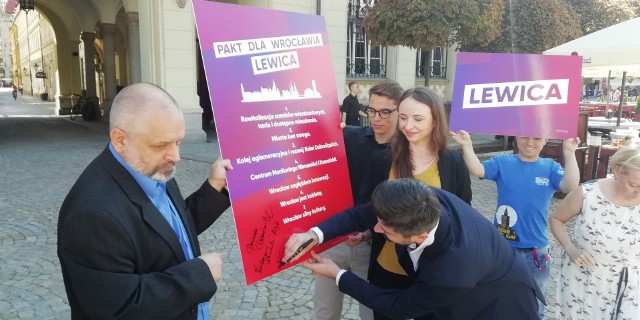 Krzysztof Śmiszek i inni kandydaci Lewicy do Sejmu, podpisują na wrocławskim Rynku Pakt dla Wrocławia, inaugurując kampanię wyborczą.