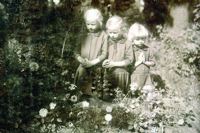 Fot. z albumu gertrudy nowakRuptawa, wieś w pobliżu Jastrzębia Zdroju, 1927 r. Maryjka, Bronka i Gertruda nad grobem mamy