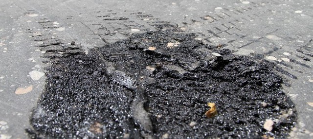 Z powodu upału stopił się asfalt na starej "trójce".
