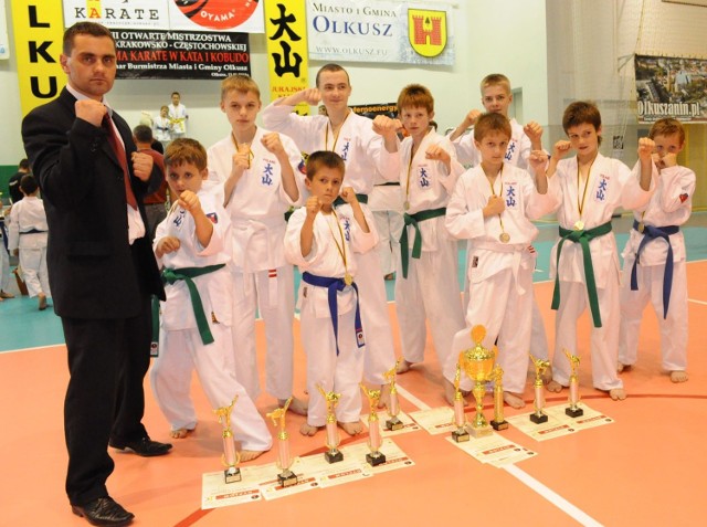 Młodzi zawodnicy Tarnobrzeskiego Klubu Oyama Karate oraz ich trener Grzegorz Uzar wrócili z Olkusza bardzo zadowoleni. 