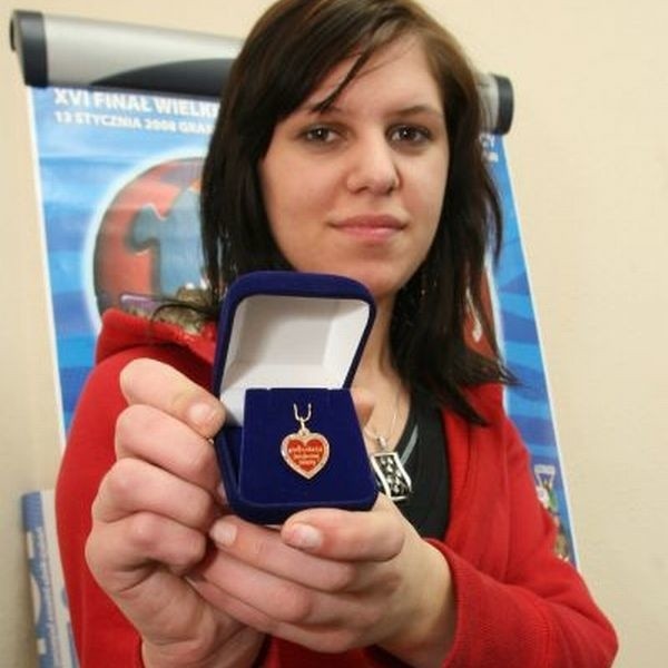 Dary dla WOŚPSerduszko z numerem 0000282, wykonane ze zlota próby AU 585, o wadze 2,70 grama prezentuje wolontariuszka Aleksandra Szymonek.