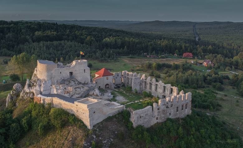 Ruiny Zamku w Rabsztynie zachwycają swoim urokiem. Piękne zdjęcia z lotu ptaka