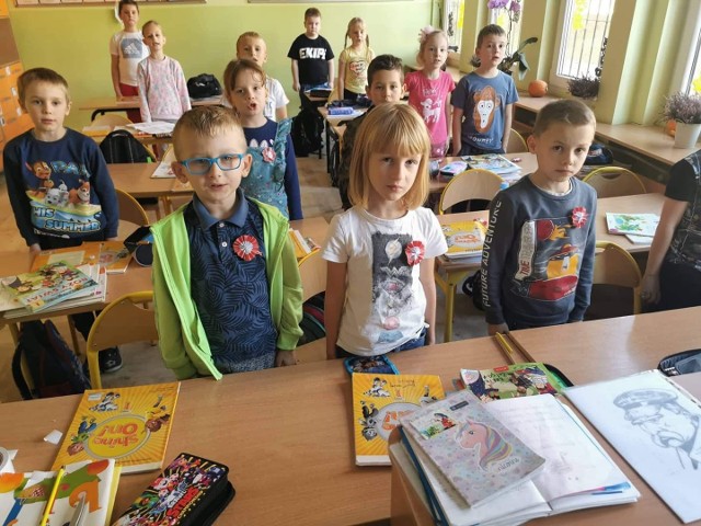 Szkoła Podstawowa numer 2 w Sędziszowie w akcji "Szkoła do Hymnu". Młodzież śpiewała Mazurka Dąbrowskiego nawet na basenie.