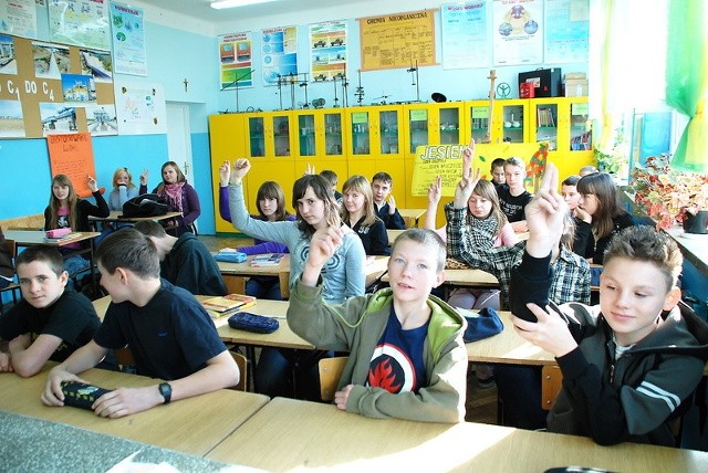 Uczniowie klasy pierwszej gimnazjum w Tłuchowie