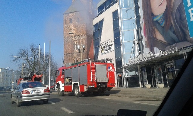 W kamienicy przy ul. Mostowej doszło do pożaru sadzy w kominie.