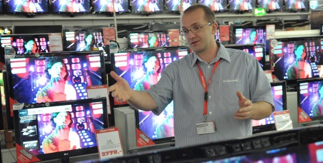 Bartosz Górecki, kierownik działu RTV w zielonogórskim sklepie Media Markt mówi, że wiele osób pyta o telewizory umożliwiające odbiór sygnału cyfrowego. Dziś niemal wszystkie nowe odbiorniki mają taką możliwość.