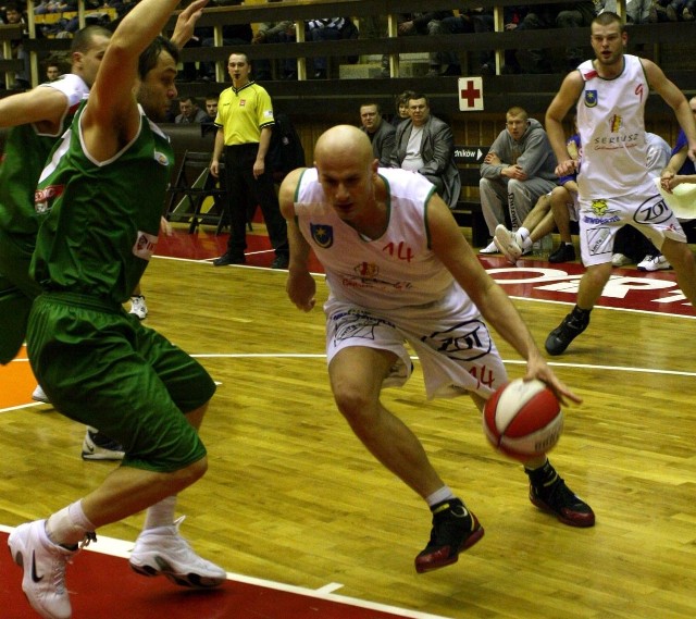 Koszykarze Siarki Tarnobrzeg (z piłką Krzysztof Zych), pokonali dziś po dobrym spotkaniu rywali z Zielonej Góry.