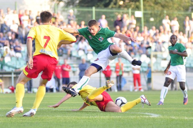 Kibice Radomiaka Radom w meczu z Orłem Wierzbica liczą na skuteczność Marcina Figiela (w zielonej koszulce). 
