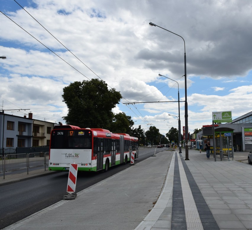 Pasażerowie czekają na przystanki. Przystanki czekają aż zwiąże beton