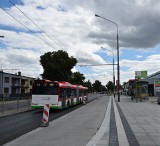 Pasażerowie czekają na przystanki. Przystanki czekają aż zwiąże beton