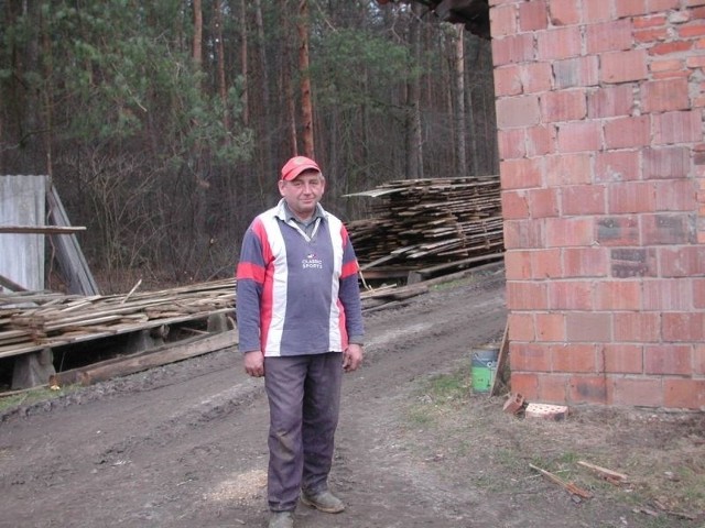 - Mieszkam pod lasem od dziecka i tylu saren oraz jeleni nigdy tu nie było - mówi Jan Kowalski z Kolonii Biskupskiej.