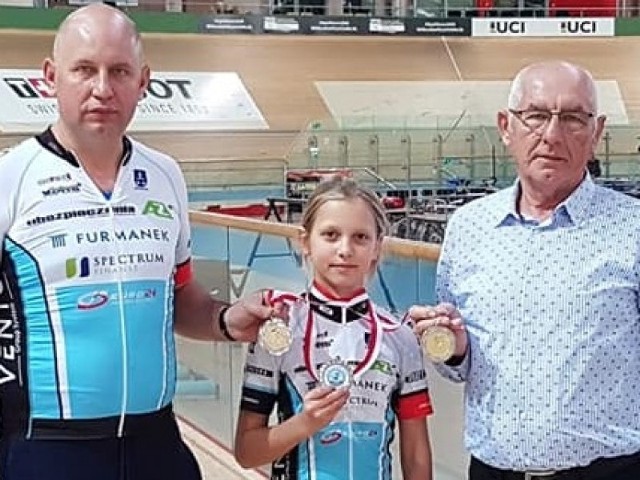 Gabriela Kaczmarczyk ze Szkółki Kolarskiej KSKS Vento Bike Team Daleszyce z trenerami.