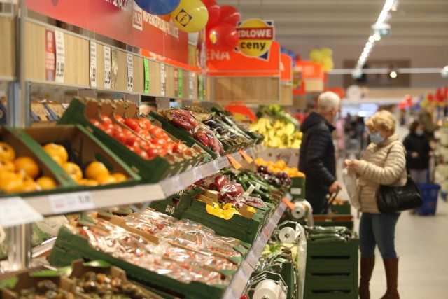Najtańsze sklepy w Polsce - nowy ranking 2021. Gdzie zrobimy najtańsze zakupy? W których sklepach zapłacimy najwięcej? Sprawdź wyniki raportu "Koszyk Zakupowy" ASM Sales Force Agency 2021 na kolejnych slajdach >>>