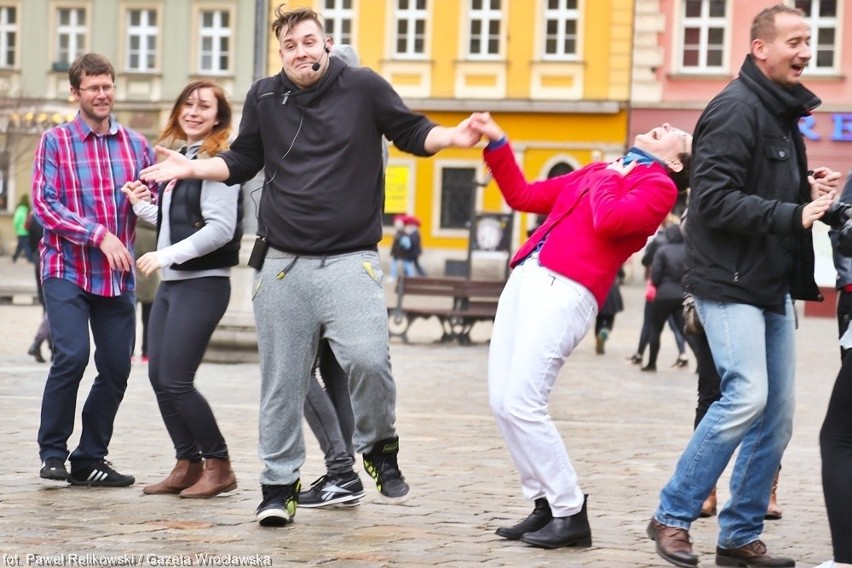 Kilkaset osób zatańczyło salsę na Rynku we Wrocławiu (ZDJĘCIA, FILM)