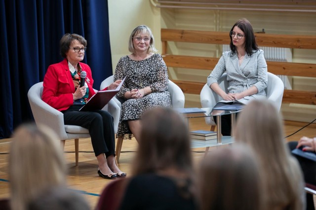 Trzy pokolenia absolwentek IV LO w Bydgoszczy: (lewej) Wiesława Zieliniewicz-Melwińska (matura rocznik 1972), Beata Pilewska (matura rocznik 1987) - aktualna wicedyrektor IV LO oraz Dominika Wącek (matura rocznik 2011) - obecnie nauczycielka języka francuskiego w "Czwórce".