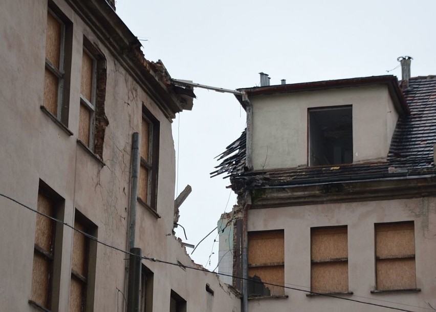 Runął fragment ściany dawnego szpitala im. Babińskiego [ZDJĘCIA]