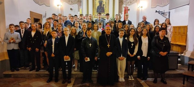Krzysztof Nitkiewicz udzielił sakramentu bierzmowania młodzieży z parafii świętego Michała Archanioła