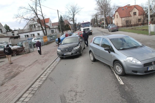 O godz. 14.00 na ulicy Strachocińskiej (na wysokości skrzyżowania z ulicą Strumykową) zderzyły się cztery samochodowe osobowe.