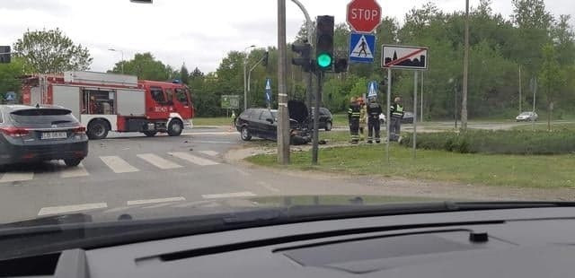 AKTUALIZACJA:Jak dowiedzieliśmy obrażenia kierowcy bmw są na tyle poważne, że całe zdarzenie zostanie przez policję zakwalifikowane jako wypadek.***W sobotę (11 maja) o godz. 9.50 bydgoscy strażacy wyjechali do wypadku na skrzyżowaniu Armii Krajowej i Zamczysko, gdzie zderzyły się dwa samochody osobowe: bmw i ford. Dwie poszkodowane osoby trafiły do szpitala. - Samochody zderzyły się na światłach na skrzyżowaniu ulic Zamczysko i Armii Krajowej. Dwie osoby zostały poszkodowane i zostały zabrane do szpitala - poinformował nas oficer dyżurny ze stanowiska dowodzenia KM PSP w Bydgoszczy. Policja potwierdza, że jeden z kierowców, sprawca zdarzenia, był nietrzeźwy.- Kierowca forda, który nie ustąpił pierwszeństwa przejazdu nadjeżdżającemu z prawej strony bmw, miał blisko trzy promile alkoholu w organizmie – informuje nas podkom. Lidia Kowalska z zespołu prasowego KWP w Bydgoszczy.Jak nam przekazano, policjanci zatrzymali dwa dowody rejestracyjne. Na razie mowa o zdarzeniu drogowym. Czy policja zakwalifikuje je jako wypadek, okaże się po zdiagnozowaniu obrażeń poszkodowanego. - Wiadomo już jednak, że kierowca forda odpowie nie tylko za nie ustąpienie pierwszeństwa, ale także jazdę w stanie nietrzeźwości – dodaje podkom. Lidia Kowalska.Jak się dowiedzieliśmy, fordem z nietrzeźwym kierującym jechała także pasażerka, która nie odniosła obrażeń.W wyniku tego wypadku jeden pas był zablokowany, ruch odbywa się już bez żadnych utrudnień. W akcji uczestniczyły trzy zastępy straży pożarnej. Flesz - wypadki drogowe. Jak udzielić pierwszej pomocy?  