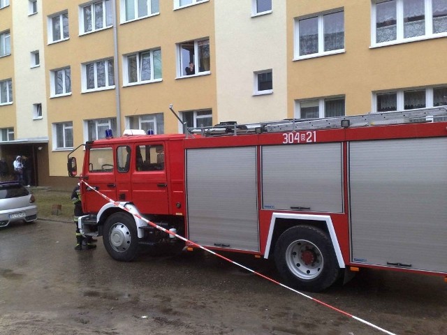Strażacki wóz przed blokiem