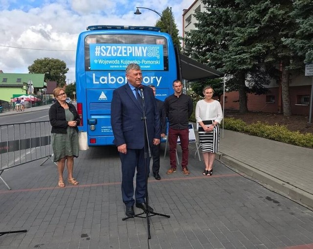 Szczepionkobus dotrze do powiatu chełmińskiego. To okazja, by się zaszczepić. Na zdjęciu: przed Urzędem Gminy Cekcyn wicewojewoda kujawsko-pomorski Józef Ramlau