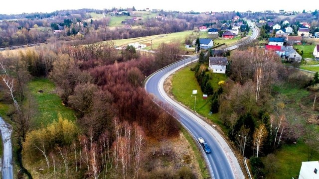 W okresie listopad 2021 - maj 2022 powstał chodnik przy DW 964 w Koźmicach Małych i części Raciborska. W najbliższych miesiącach będą prowadzone prace związane z poprawą bezpieczeństwa na kolejnym odcinku tej trasy, od SP w Raciborsku w stronę Jankówki