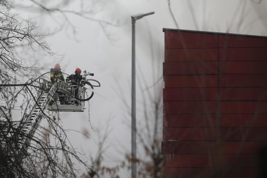 Czwartego dnia pożaru nad miejskie archiwum wzleciał dron....