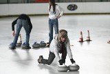 Uczą dzieci i młodzież, jak grać w curling. Kamieniem i szczotką po lodzie