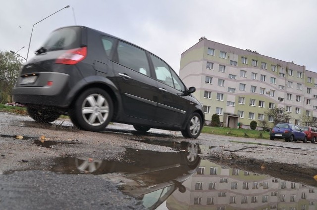 Osiedle Koszalińska i jego mieszkańcy doczekają się w końcu nowych uliczek i parkingów, bo dziś jazda tutaj przypomina slalom z przeszkodami.