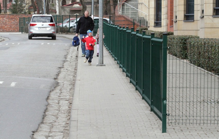 Siostry zakonne zagrodziły chodnik płotem, bo piesi zaglądali im przez okno