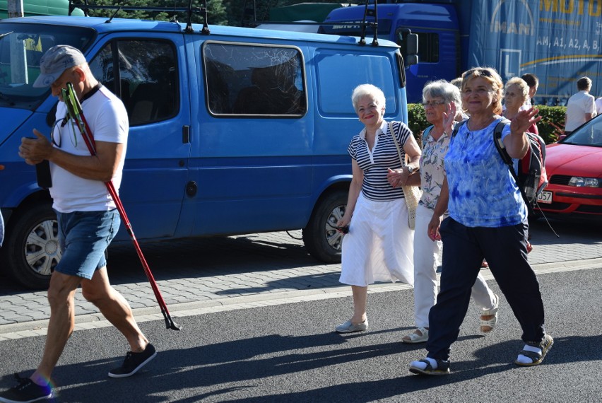 Oświęcimscy pątnicy w pięciu grupach z dekanatów:...