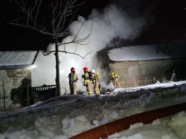 Strażacy gasili pożar budynku gospodarczego w Hucie Skaryszewskiej.