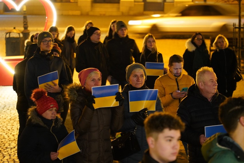 Nowy Sącz. Sądeczanie solidarni z Ukrainą. Zamanifestowali swój sprzeciw przeciwko agresji Rosji [ZDJĘCIA]