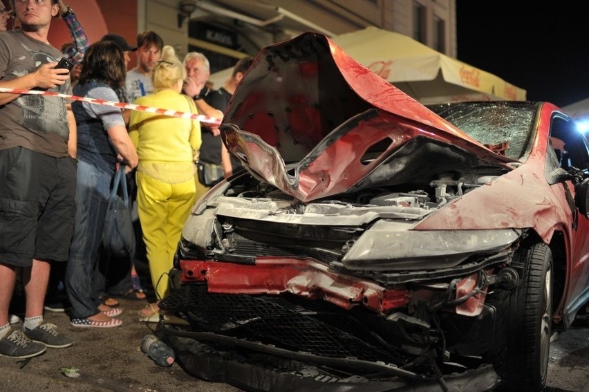 Samochód wjechał w ludzi na Monciaku. 22 osoby w szpitalu [ZDJĘCIA, WIDEO]