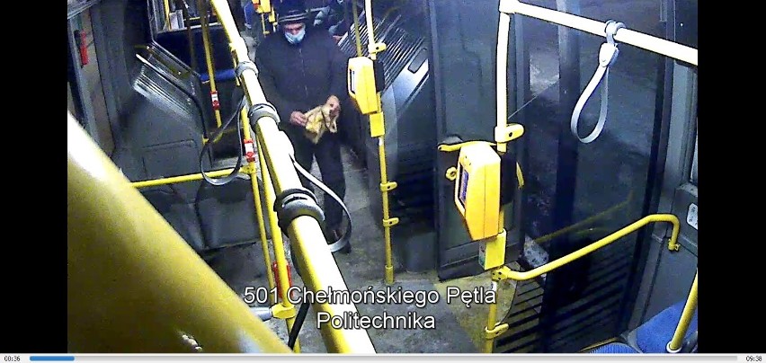 Kraków. Pociął ostrym narzędziem siedzenia w sześciu autobusach. Policja publikuje wizerunek sprawcy