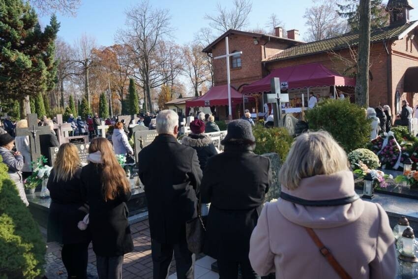 Ełk. Msza i procesja na cmentarzu w Uroczystość Wszystkich Świętych