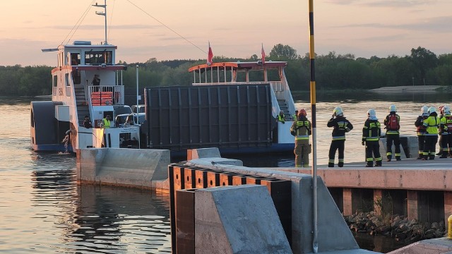 „Flisak” unieruchomiony po awarii. Pasażerów już ewakuowano, ich auta pozostały...